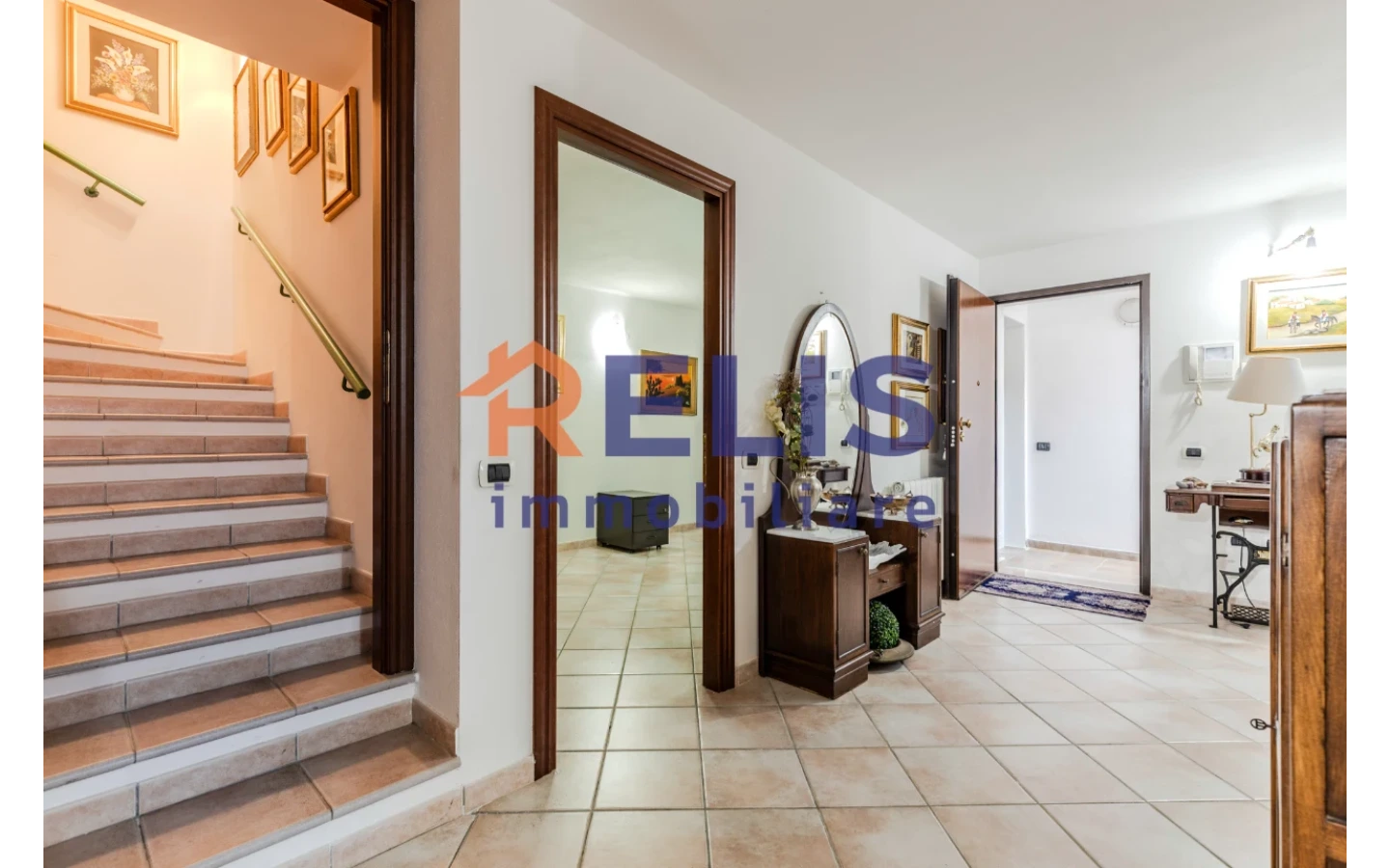 Relis Immobiliare – Agenzia Immobiliare a Quartu Sant’Elena – Villa in vendita a Margine Rosso – Via Valenzia – Scale Villetta Bifamiliare con tripla esposizione a Margine Rosso