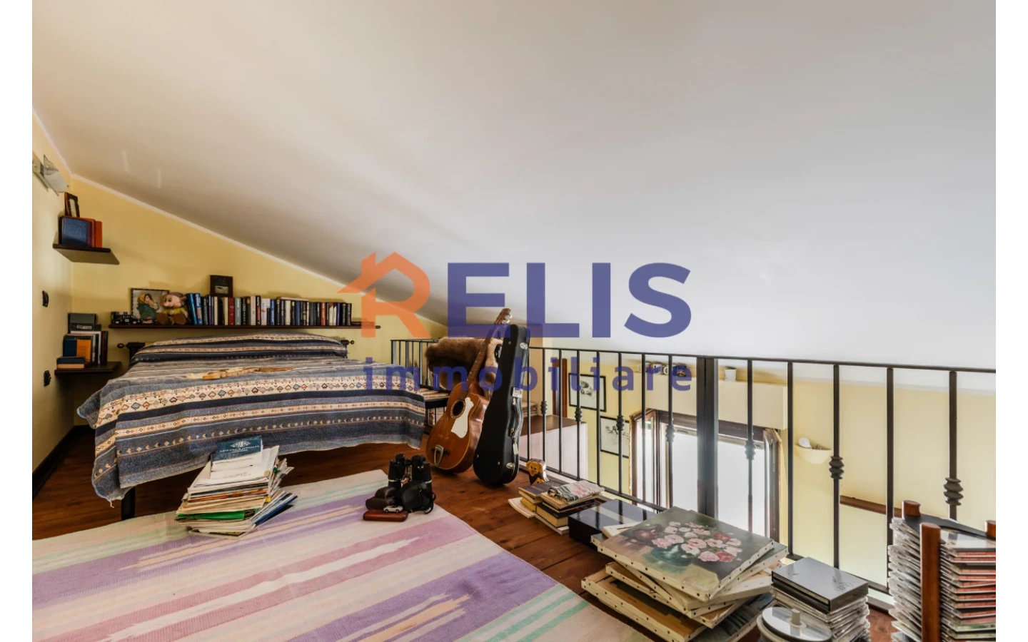 Relis Immobiliare – Agenzia Immobiliare a Quartu Sant’Elena – Villa in vendita a Margine Rosso – Via Valenzia – Soppalco con letto matrimoniale Villetta Bifamiliare con tripla esposizione a Margine Rosso