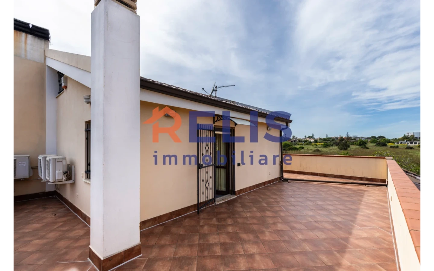 Relis Immobiliare – Agenzia Immobiliare a Quartu Sant’Elena – Villa in vendita a Margine Rosso – Via Valenzia – Terrazza a livello primo piano Villetta Bifamiliare con tripla esposizione a Margine Rosso